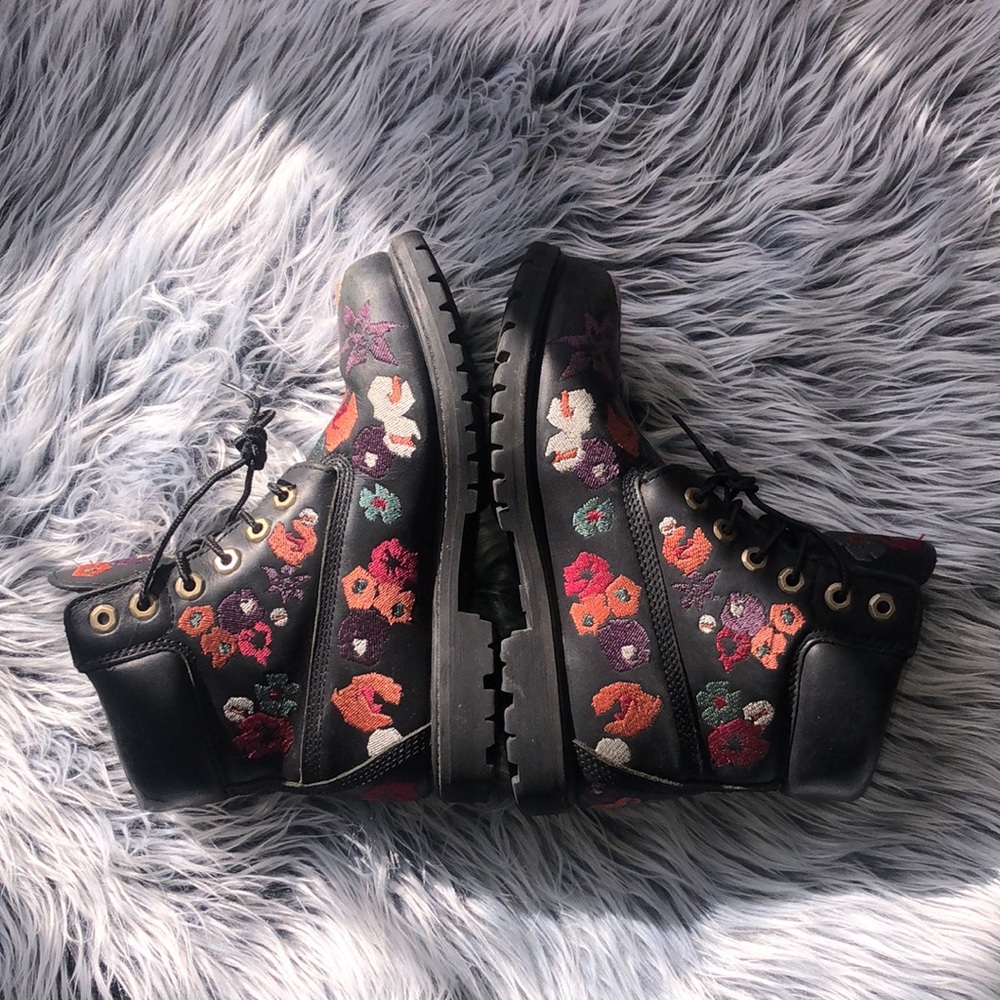 Women’s Flower Timberland Lace Up Boots Size 6